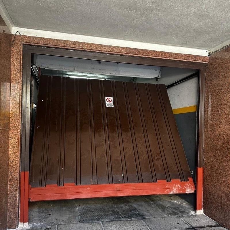 Reparación general de portón levadizo con cambio de zócalos y mantenimiento de motor. Cambio de zócalo inferior y laterales, refuerzo estructural, mantenimiento del motor y sustitución de lingas para un funcionamiento óptimo. Trabajo realizado por HERREELEC.